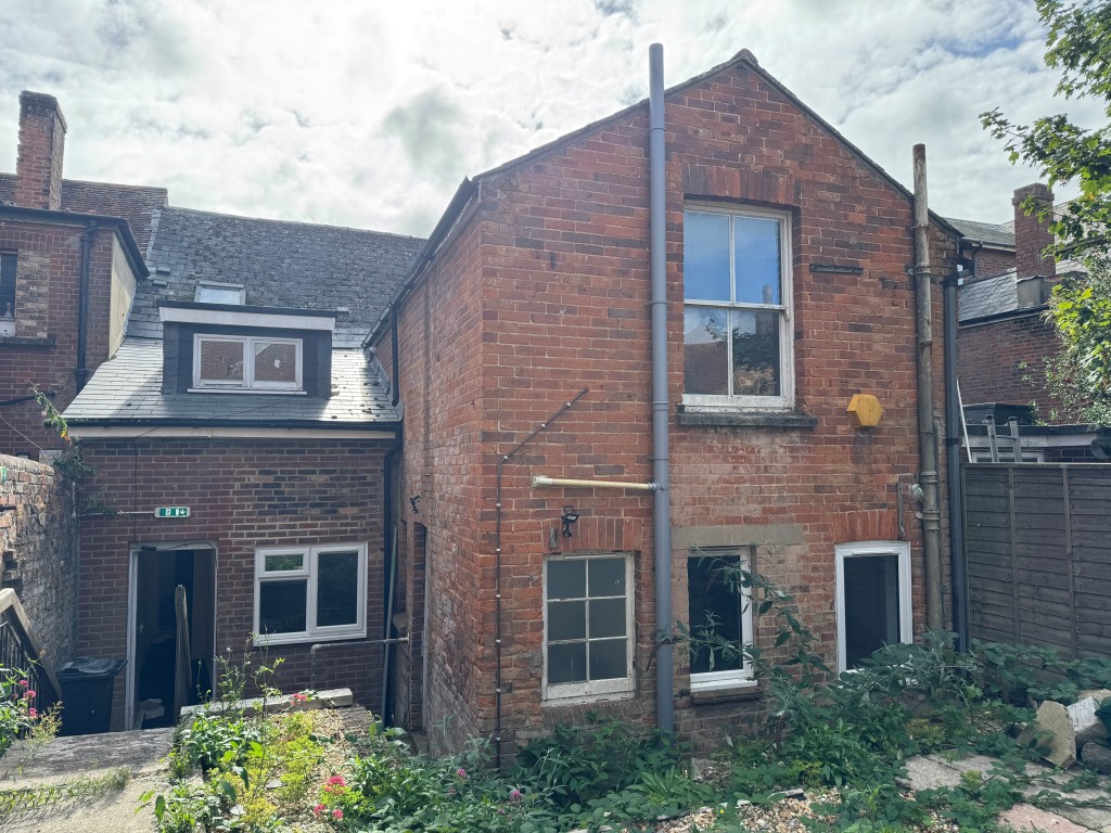 Lot: 46 - FREEHOLD TOWN CENTRE BLOCK OF FOUR TWO-BEDROOM FLATS AND A ONE-BEDROOM FLAT - The Rear Elevation